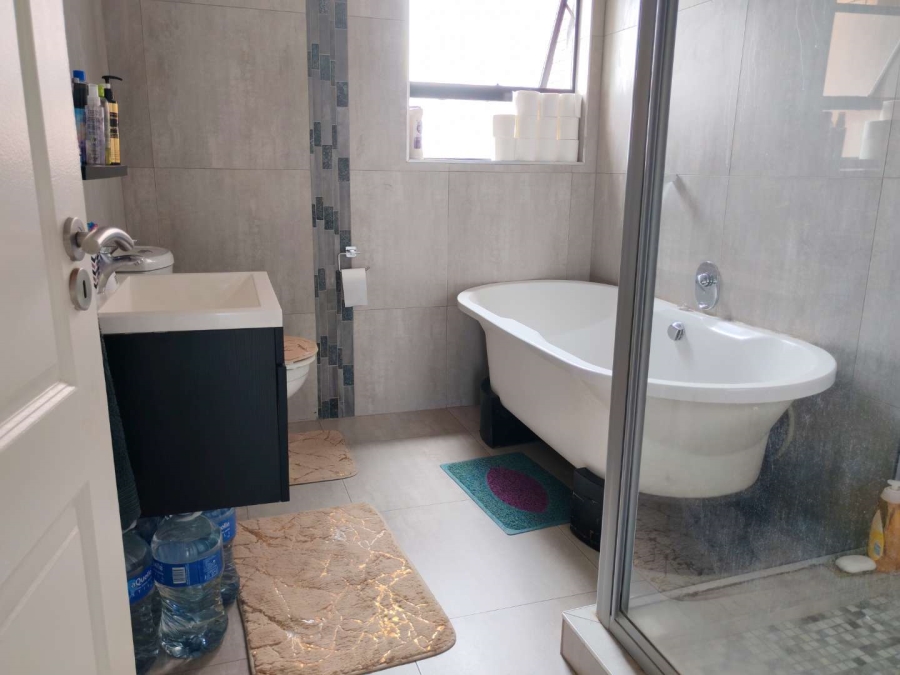 2 Bedroom Property for Sale in Oakdene Gauteng