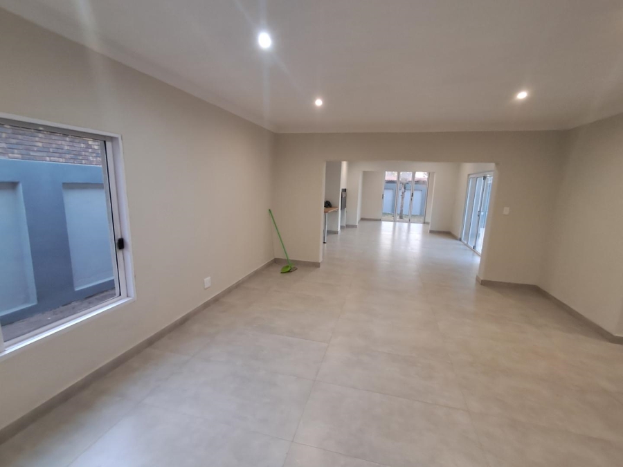 5 Bedroom Property for Sale in Wierdapark Gauteng