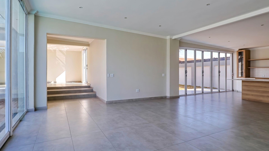 5 Bedroom Property for Sale in Wierdapark Gauteng