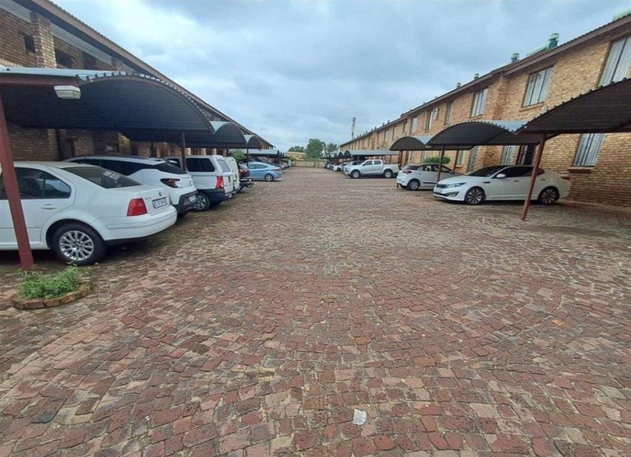 2 Bedroom Property for Sale in Olievenhoutbosch Gauteng
