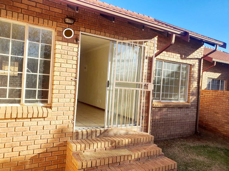 To Let 2 Bedroom Property for Rent in Rooihuiskraal Gauteng