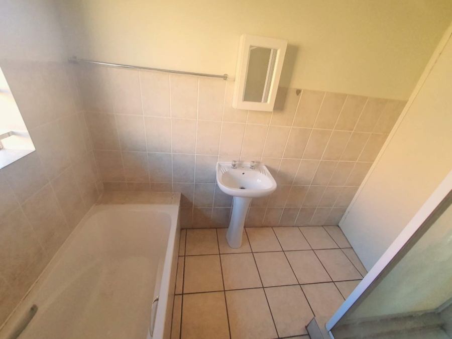 To Let 2 Bedroom Property for Rent in Rooihuiskraal Gauteng
