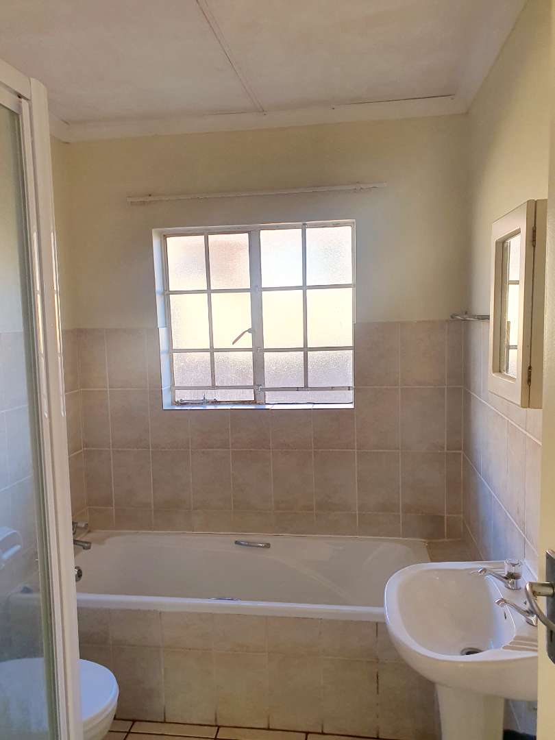 To Let 2 Bedroom Property for Rent in Rooihuiskraal Gauteng