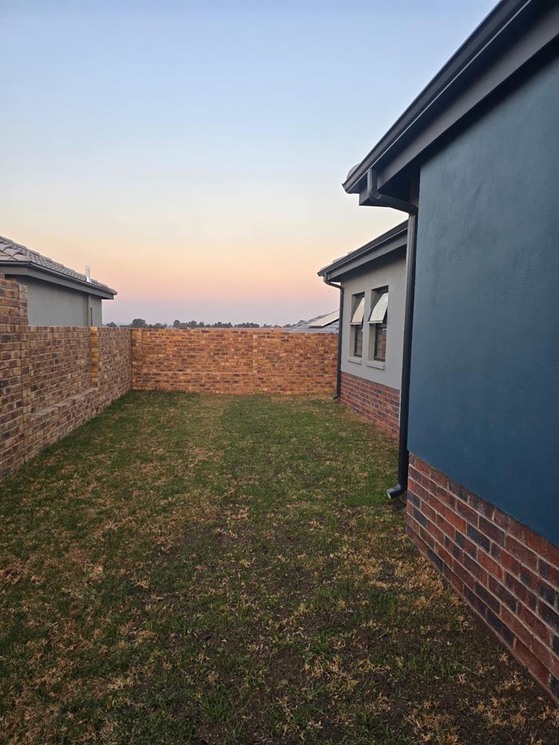 To Let 3 Bedroom Property for Rent in Lion Pride Gauteng