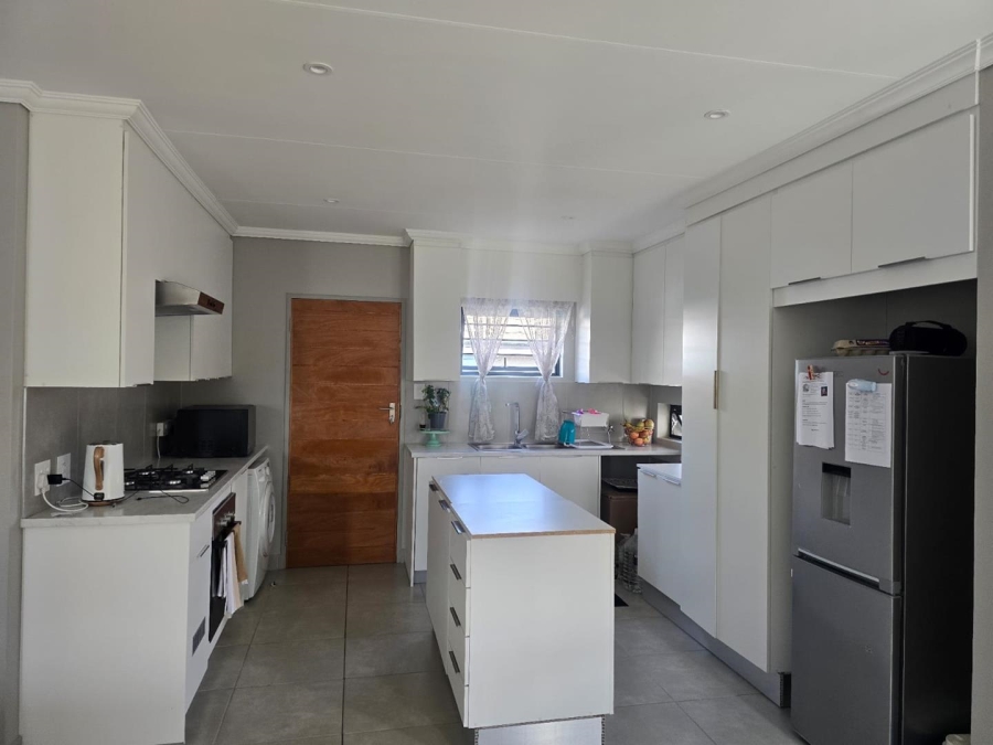 To Let 3 Bedroom Property for Rent in Lion Pride Gauteng