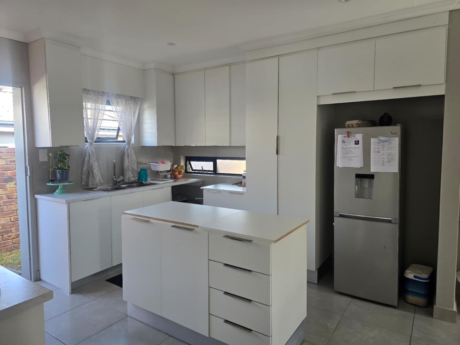 To Let 3 Bedroom Property for Rent in Lion Pride Gauteng