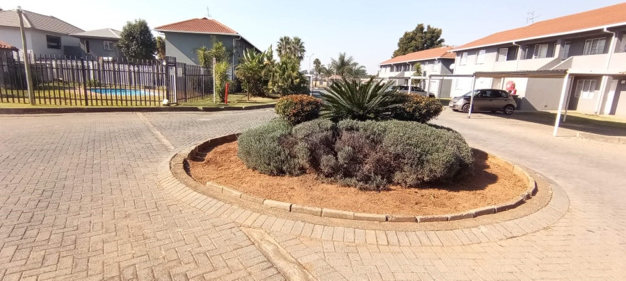 2 Bedroom Property for Sale in Glen Marais Gauteng