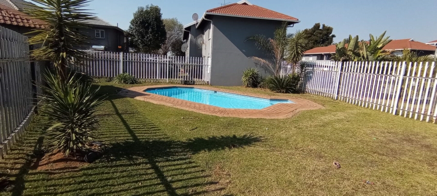 2 Bedroom Property for Sale in Glen Marais Gauteng