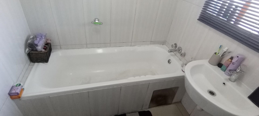 2 Bedroom Property for Sale in Glen Marais Gauteng