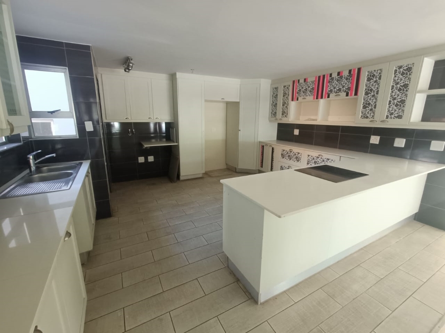 5 Bedroom Property for Sale in Rooihuiskraal Gauteng