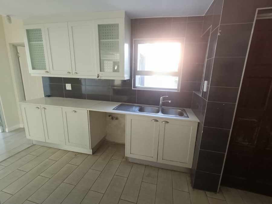 5 Bedroom Property for Sale in Rooihuiskraal Gauteng