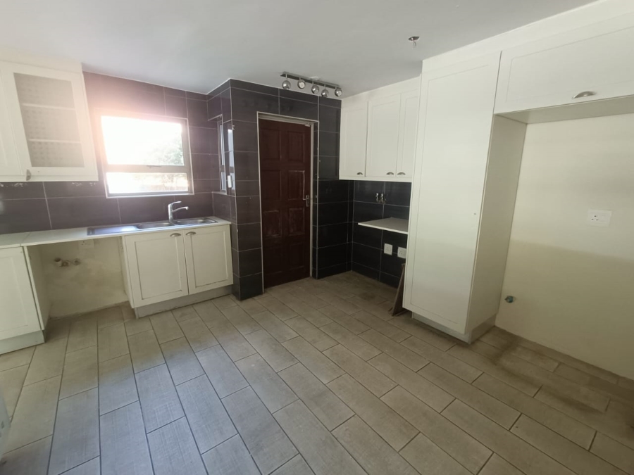 5 Bedroom Property for Sale in Rooihuiskraal Gauteng