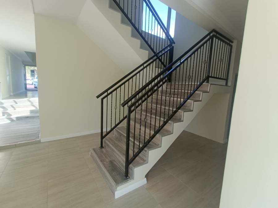 5 Bedroom Property for Sale in Rooihuiskraal Gauteng
