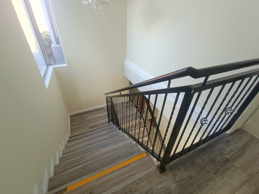 5 Bedroom Property for Sale in Rooihuiskraal Gauteng