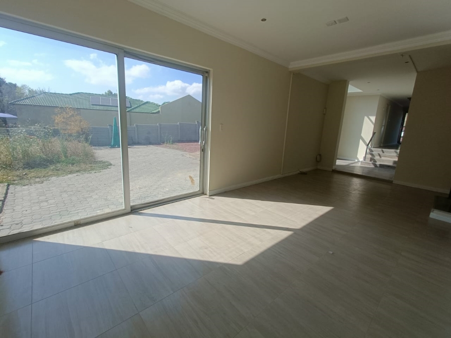 5 Bedroom Property for Sale in Rooihuiskraal Gauteng