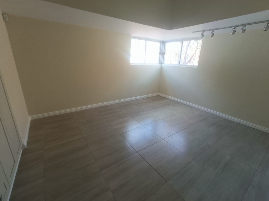 5 Bedroom Property for Sale in Rooihuiskraal Gauteng
