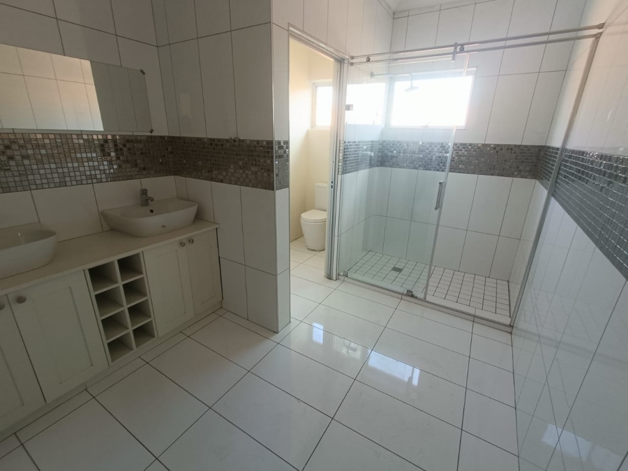 5 Bedroom Property for Sale in Rooihuiskraal Gauteng
