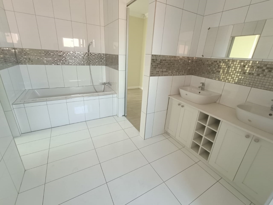 5 Bedroom Property for Sale in Rooihuiskraal Gauteng