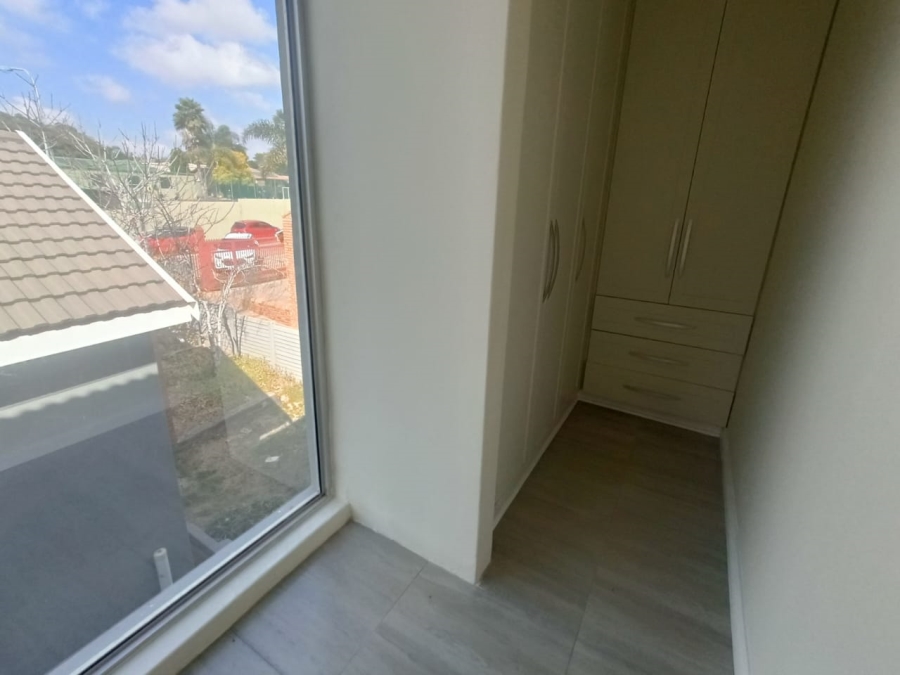 5 Bedroom Property for Sale in Rooihuiskraal Gauteng