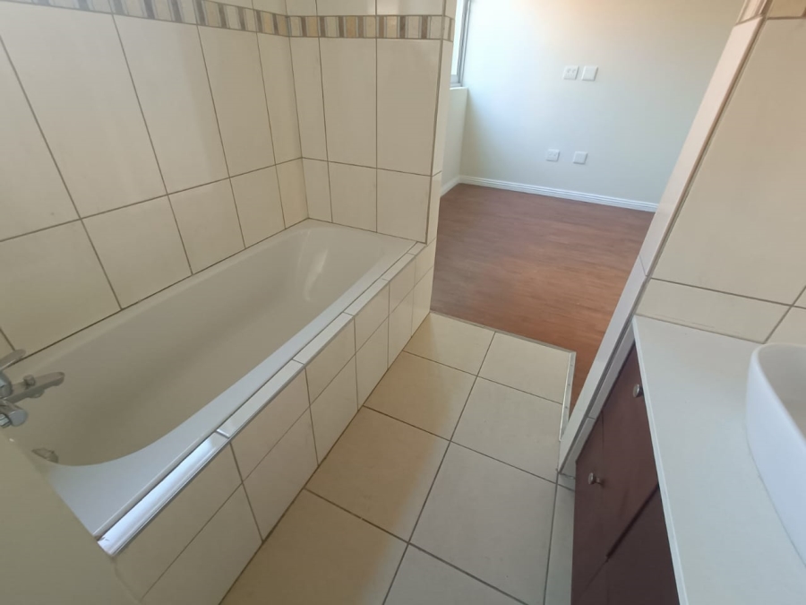 5 Bedroom Property for Sale in Rooihuiskraal Gauteng