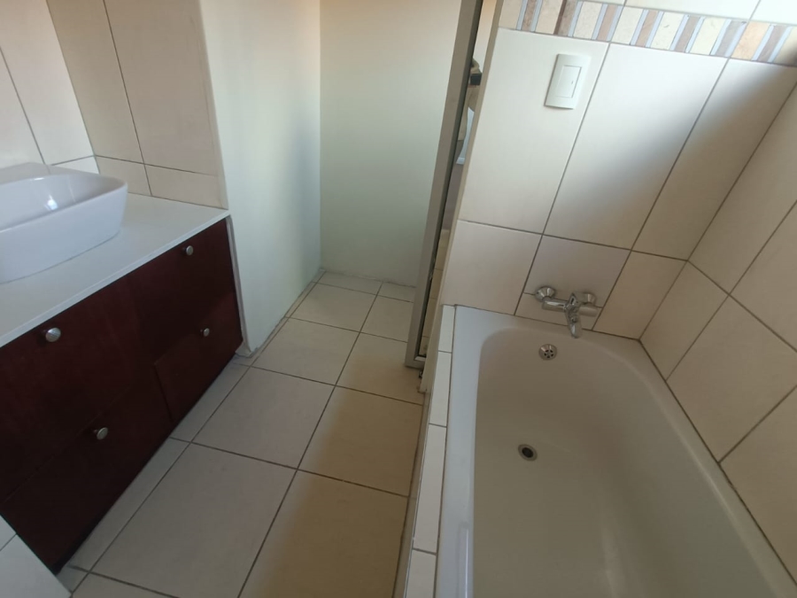 5 Bedroom Property for Sale in Rooihuiskraal Gauteng