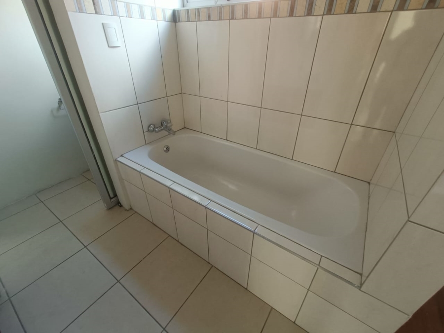 5 Bedroom Property for Sale in Rooihuiskraal Gauteng
