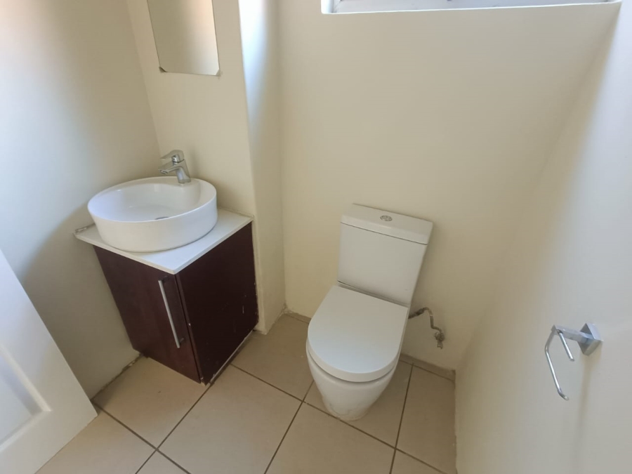5 Bedroom Property for Sale in Rooihuiskraal Gauteng