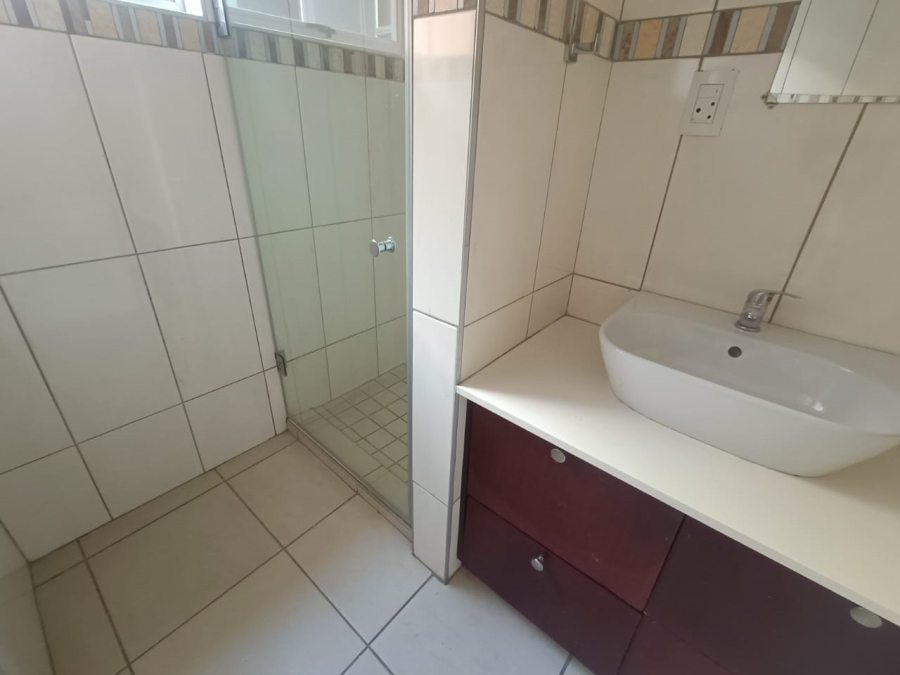 5 Bedroom Property for Sale in Rooihuiskraal Gauteng