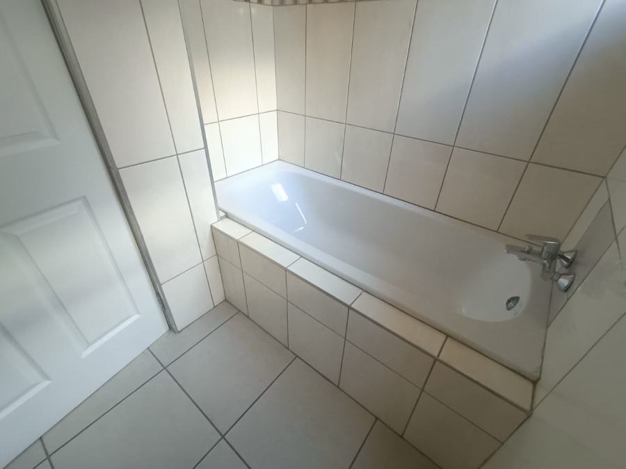 5 Bedroom Property for Sale in Rooihuiskraal Gauteng
