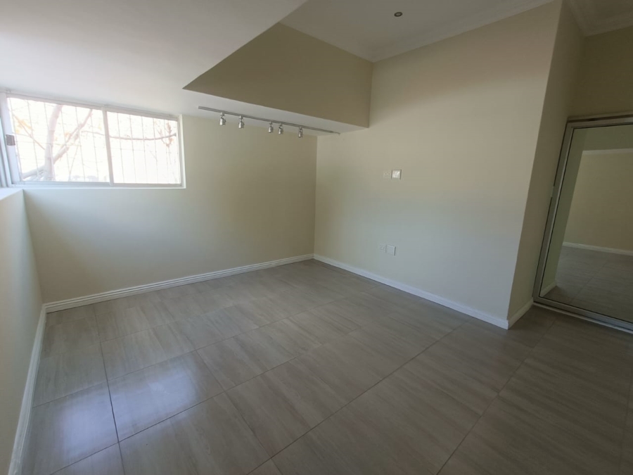 5 Bedroom Property for Sale in Rooihuiskraal Gauteng