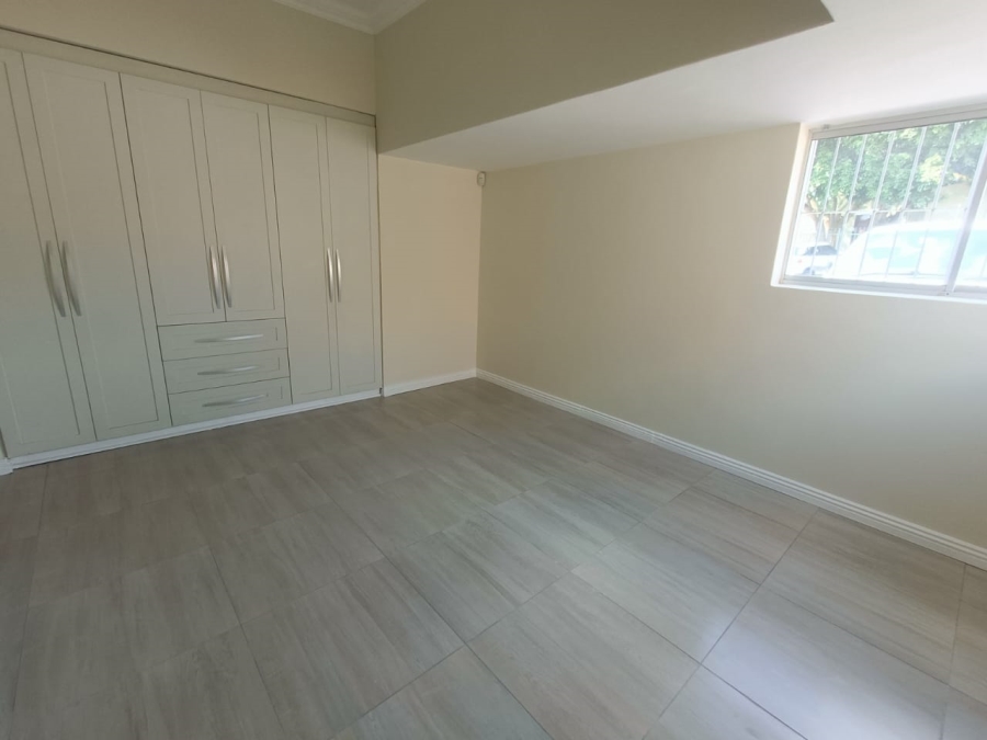 5 Bedroom Property for Sale in Rooihuiskraal Gauteng