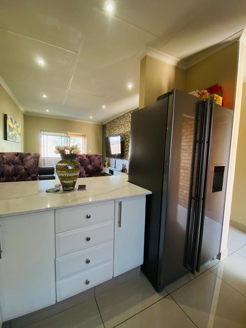 2 Bedroom Property for Sale in Monavoni Gauteng