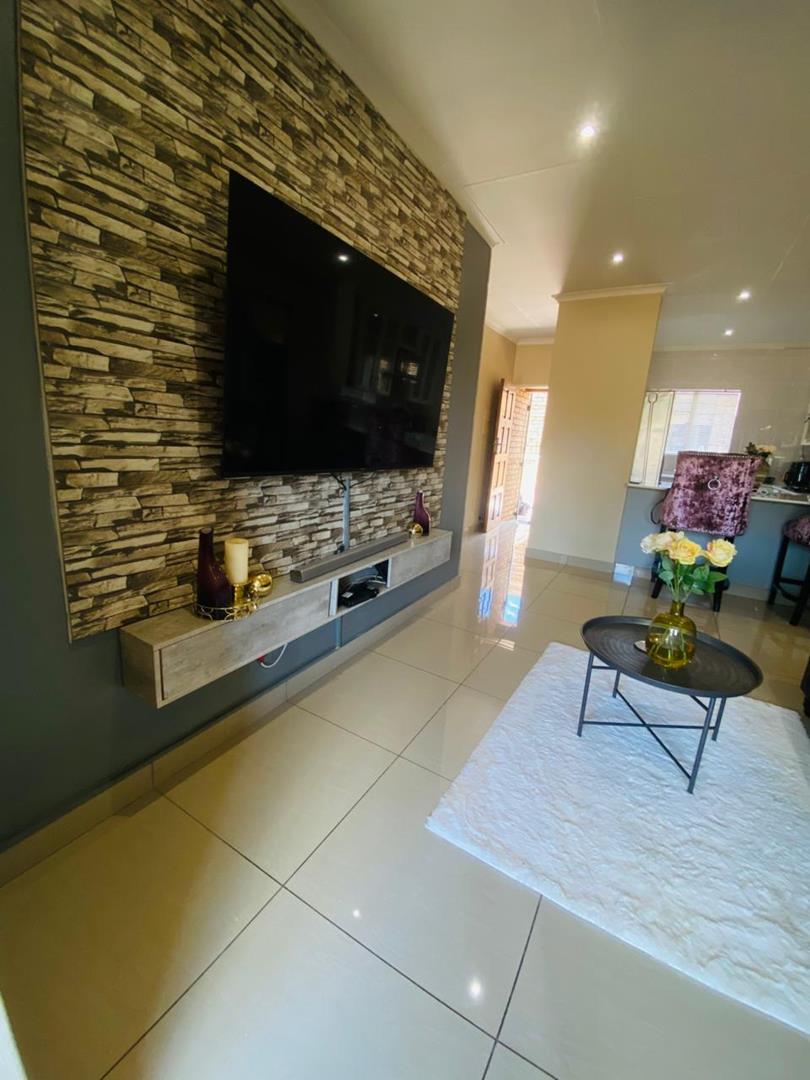 2 Bedroom Property for Sale in Monavoni Gauteng