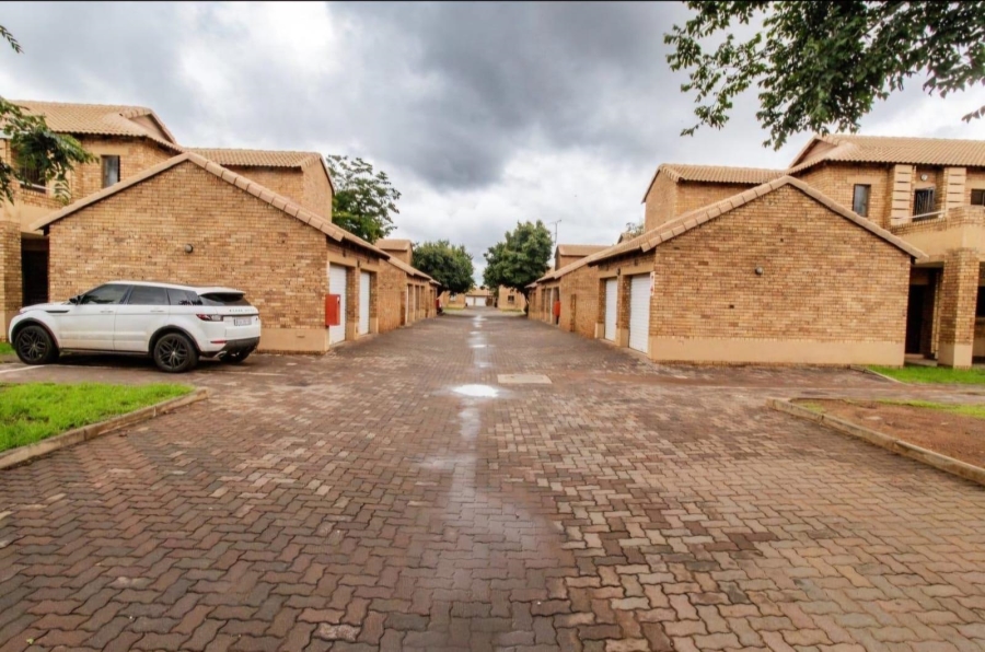 2 Bedroom Property for Sale in Monavoni Gauteng