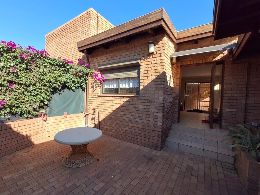 4 Bedroom Property for Sale in Glenvista Gauteng