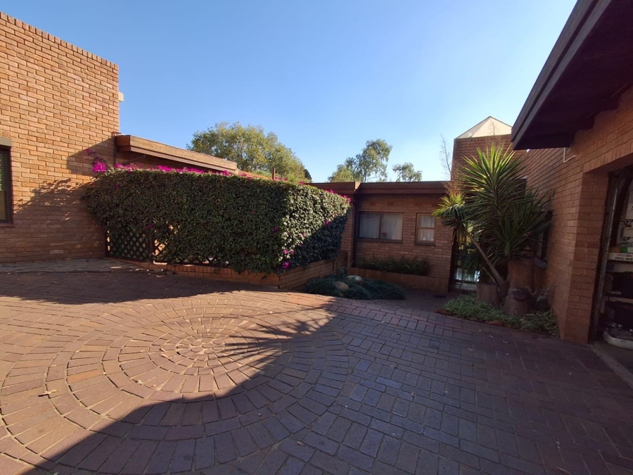 4 Bedroom Property for Sale in Glenvista Gauteng
