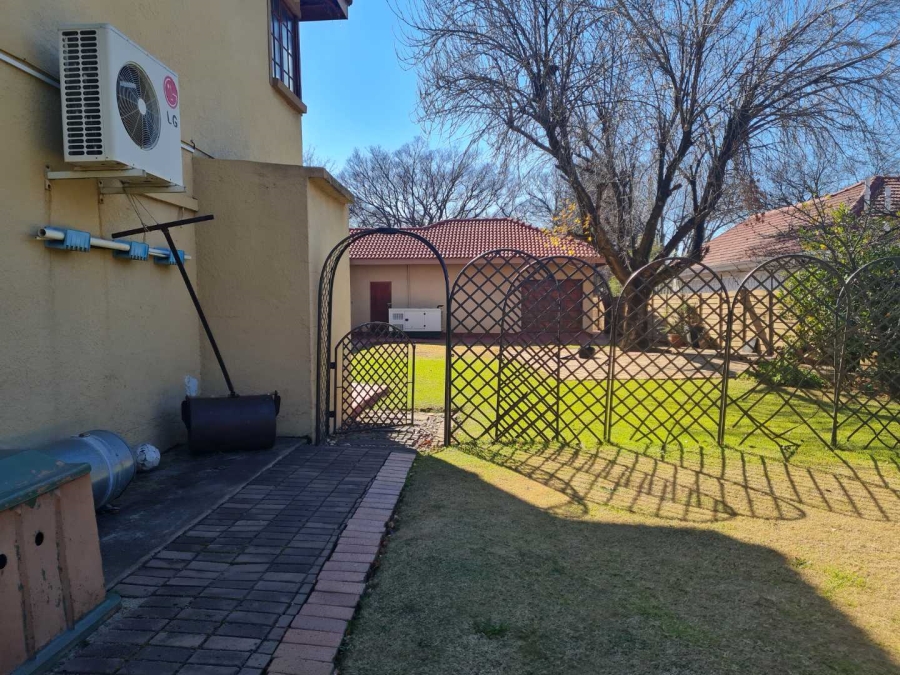 5 Bedroom Property for Sale in Beyerspark Gauteng