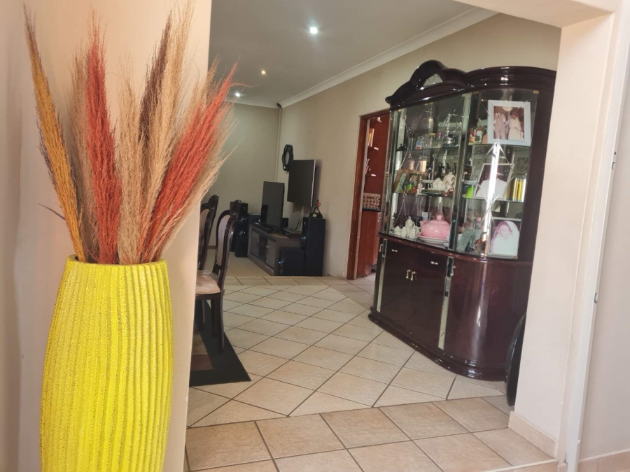 5 Bedroom Property for Sale in Beyerspark Gauteng