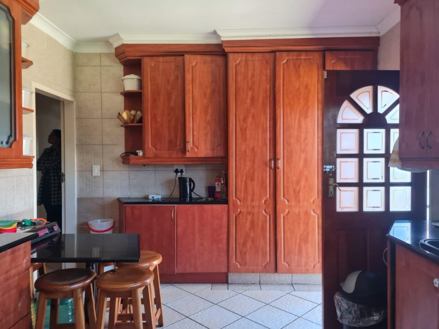 5 Bedroom Property for Sale in Beyerspark Gauteng