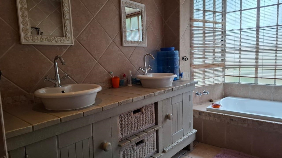 5 Bedroom Property for Sale in Beyerspark Gauteng
