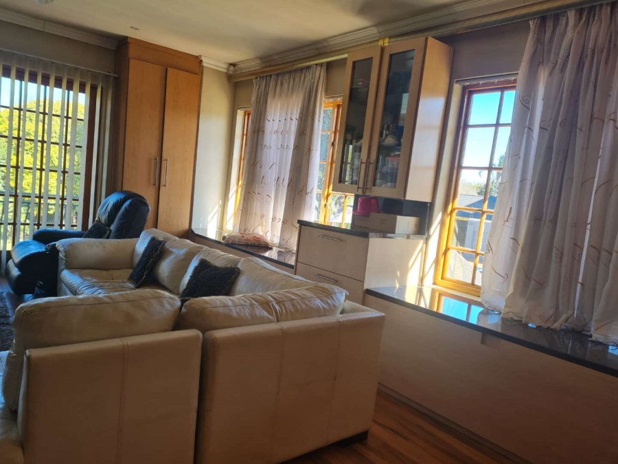 5 Bedroom Property for Sale in Beyerspark Gauteng