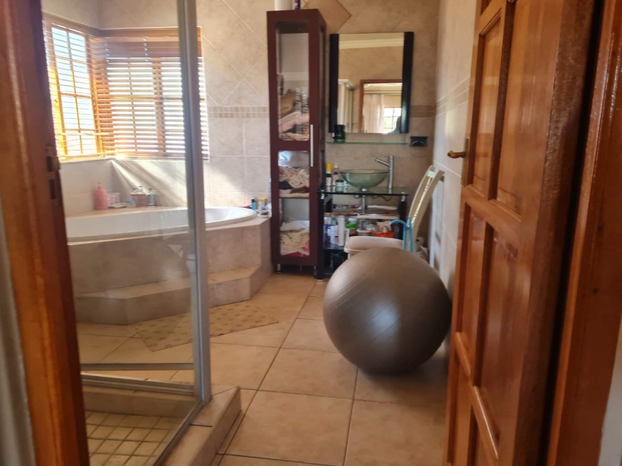 5 Bedroom Property for Sale in Beyerspark Gauteng