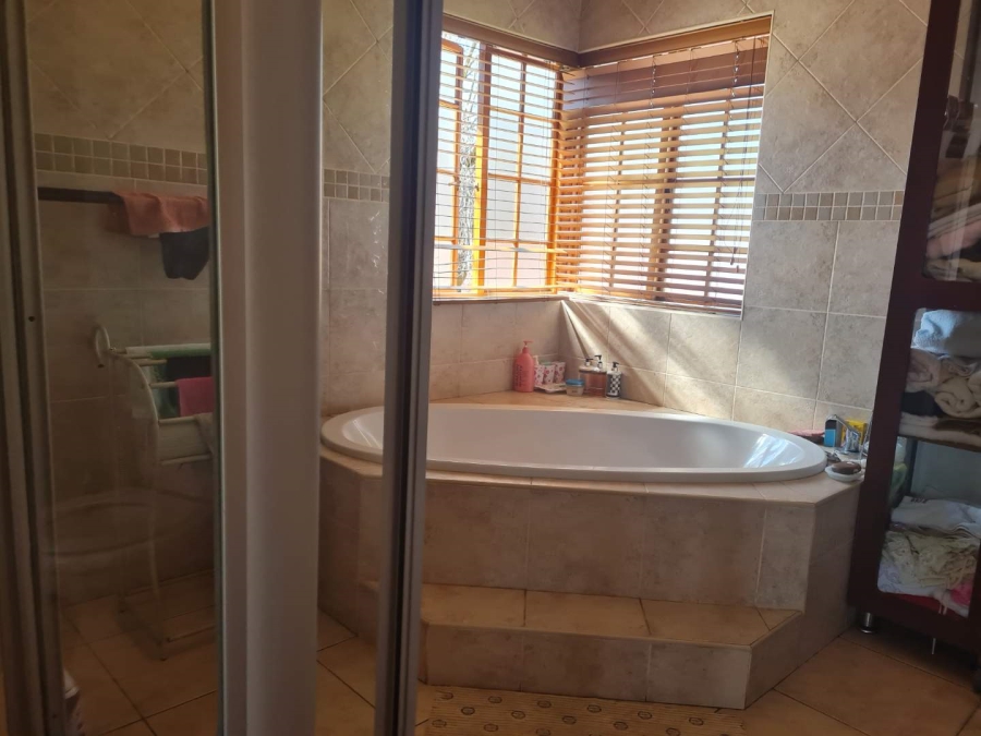 5 Bedroom Property for Sale in Beyerspark Gauteng