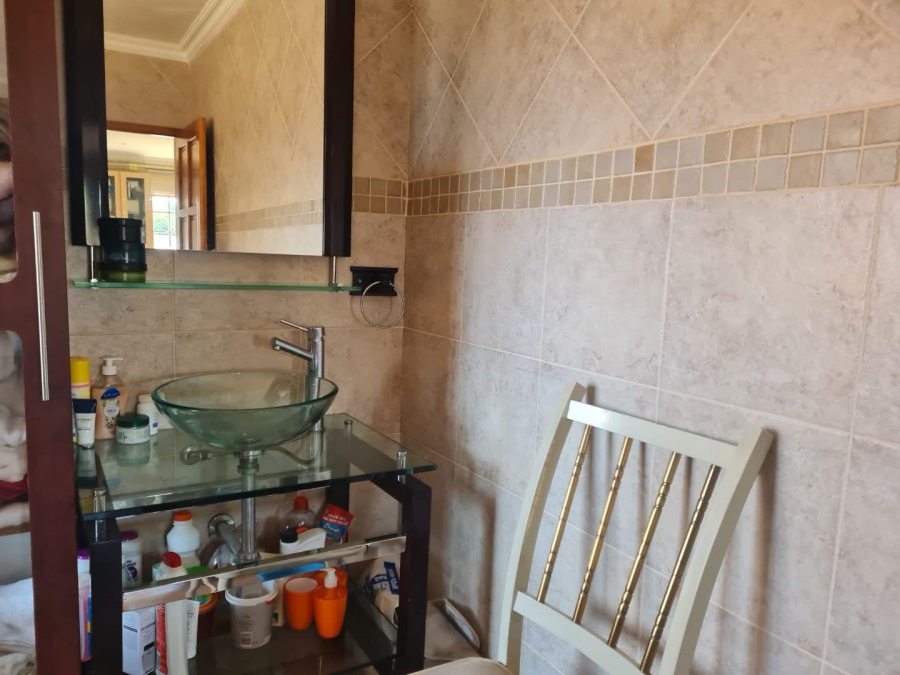 5 Bedroom Property for Sale in Beyerspark Gauteng