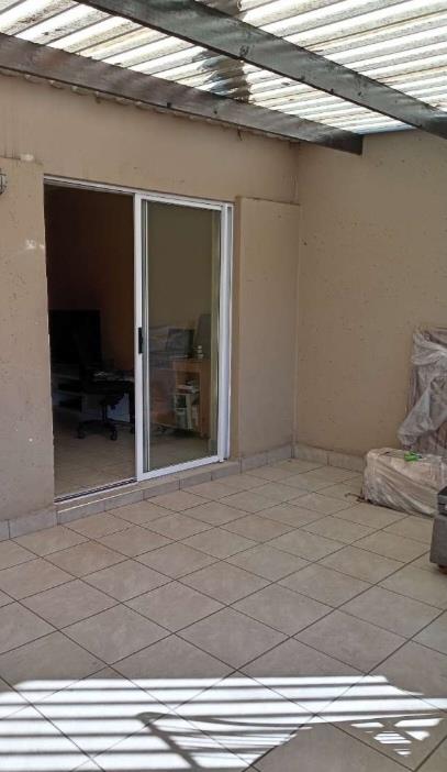 To Let 1 Bedroom Property for Rent in Lombardy East Gauteng