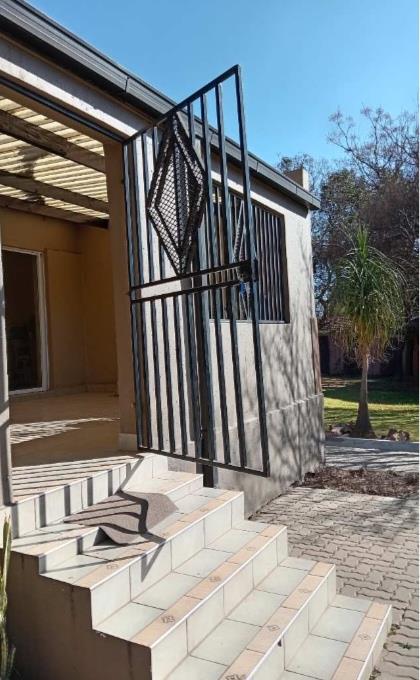 To Let 1 Bedroom Property for Rent in Lombardy East Gauteng