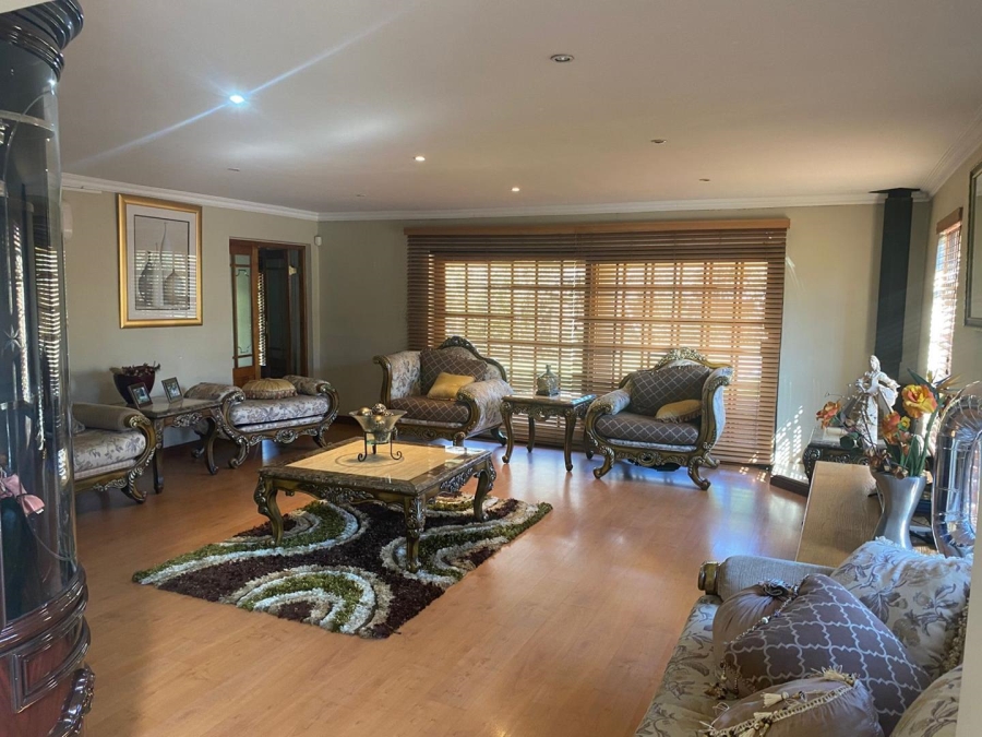 5 Bedroom Property for Sale in Beyerspark Gauteng