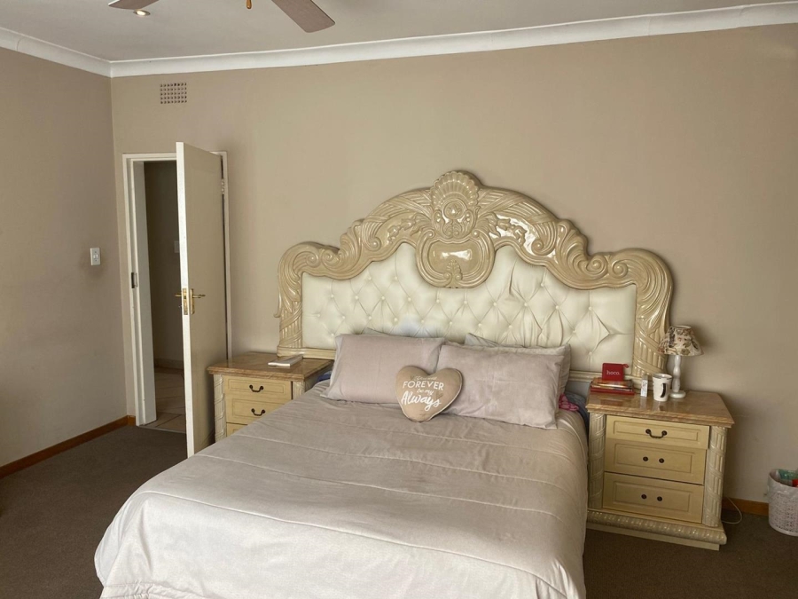5 Bedroom Property for Sale in Beyerspark Gauteng