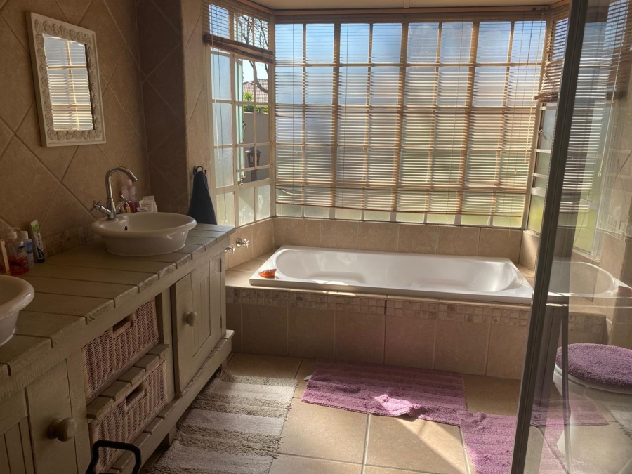 5 Bedroom Property for Sale in Beyerspark Gauteng