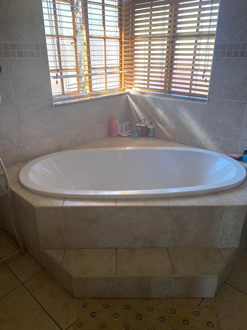 5 Bedroom Property for Sale in Beyerspark Gauteng